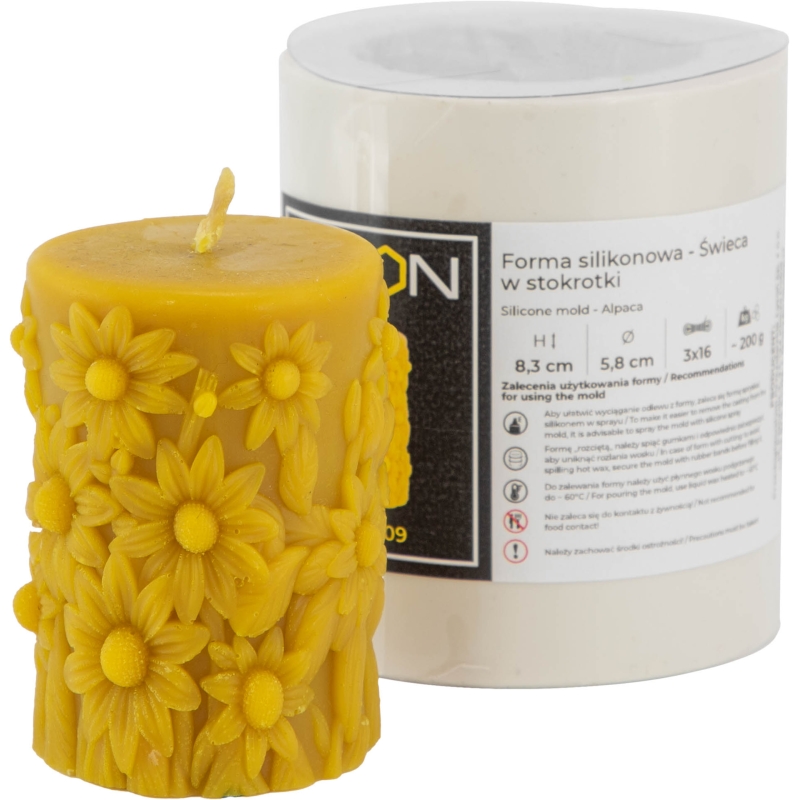 Gyertya százszorszépekkel